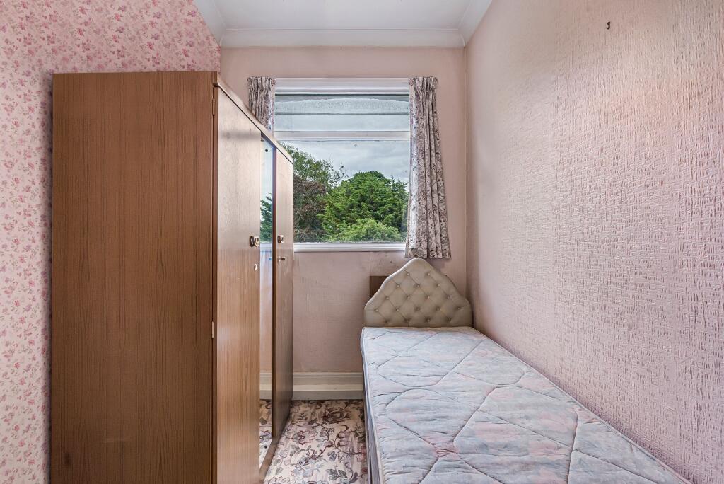 Park Lane, Southchurch Hall Gardens - Image 16