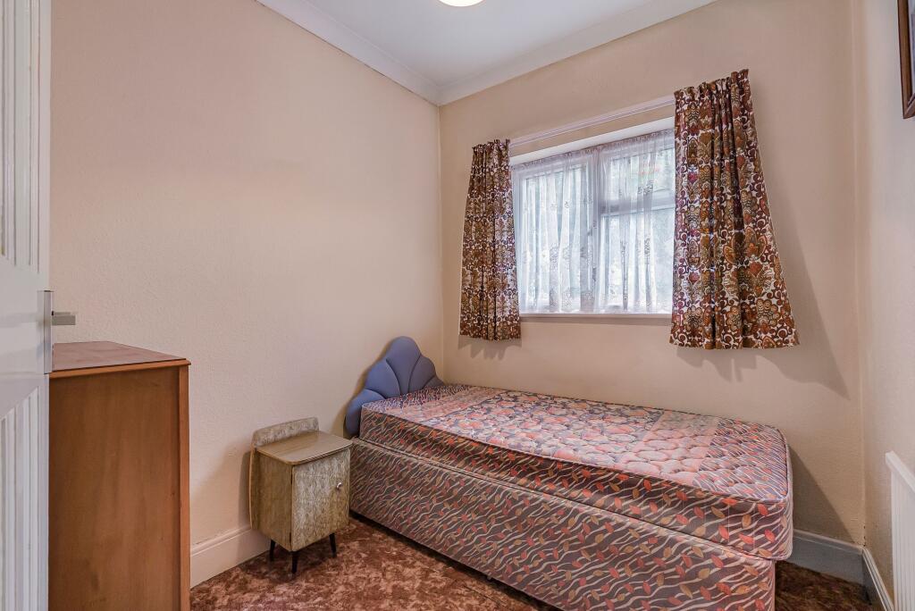 Park Lane, Southchurch Hall Gardens - Image 19