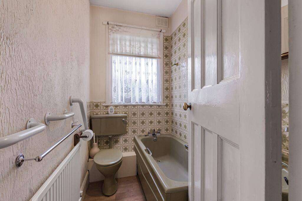 Park Lane, Southchurch Hall Gardens - Image 20