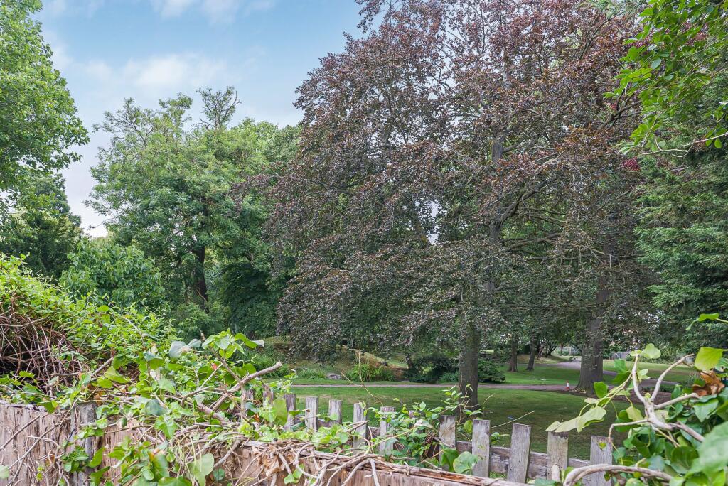 Park Lane, Southchurch Hall Gardens - Image 23