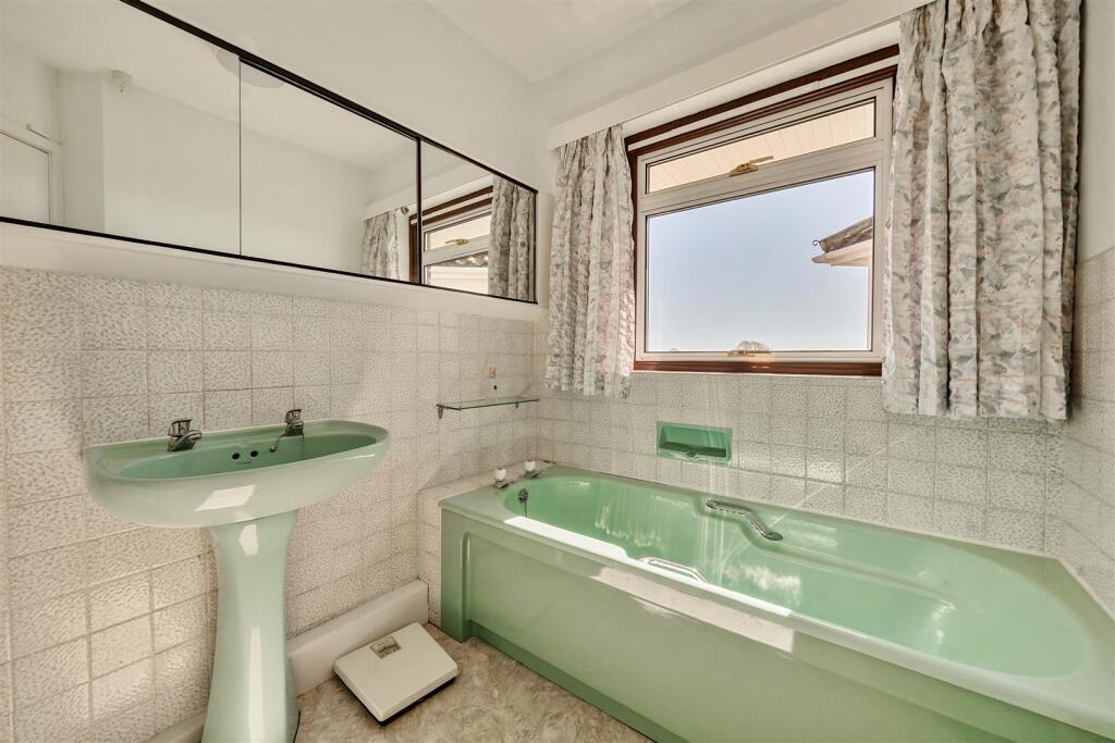 Cowes Lane, Hook Park, Warsash - Image 21