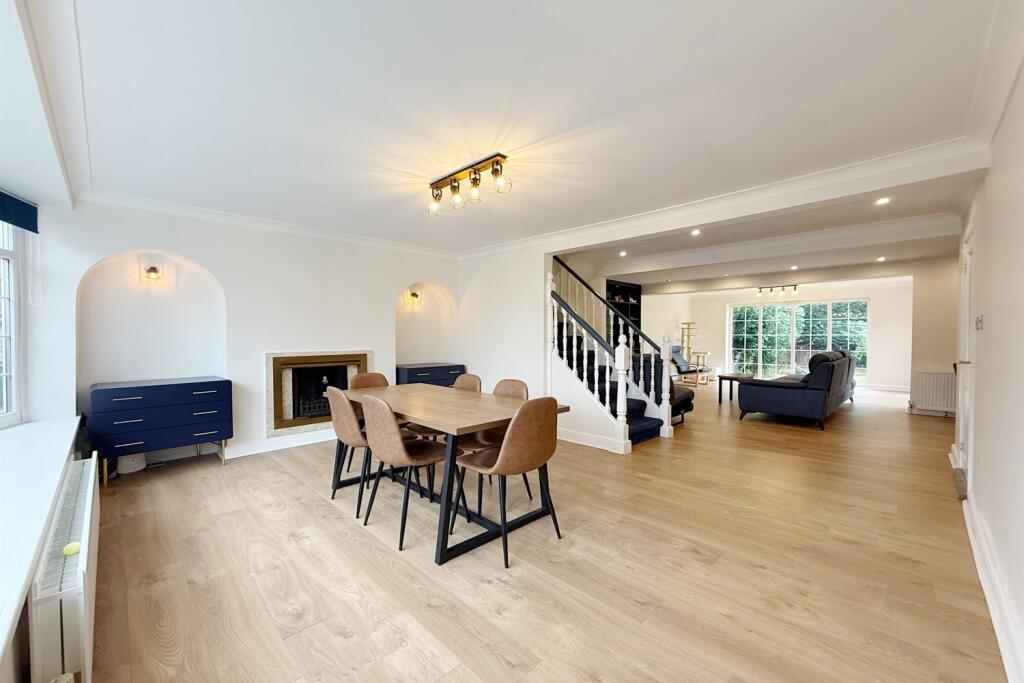 Derwent Drive, Bramhall - Image 2