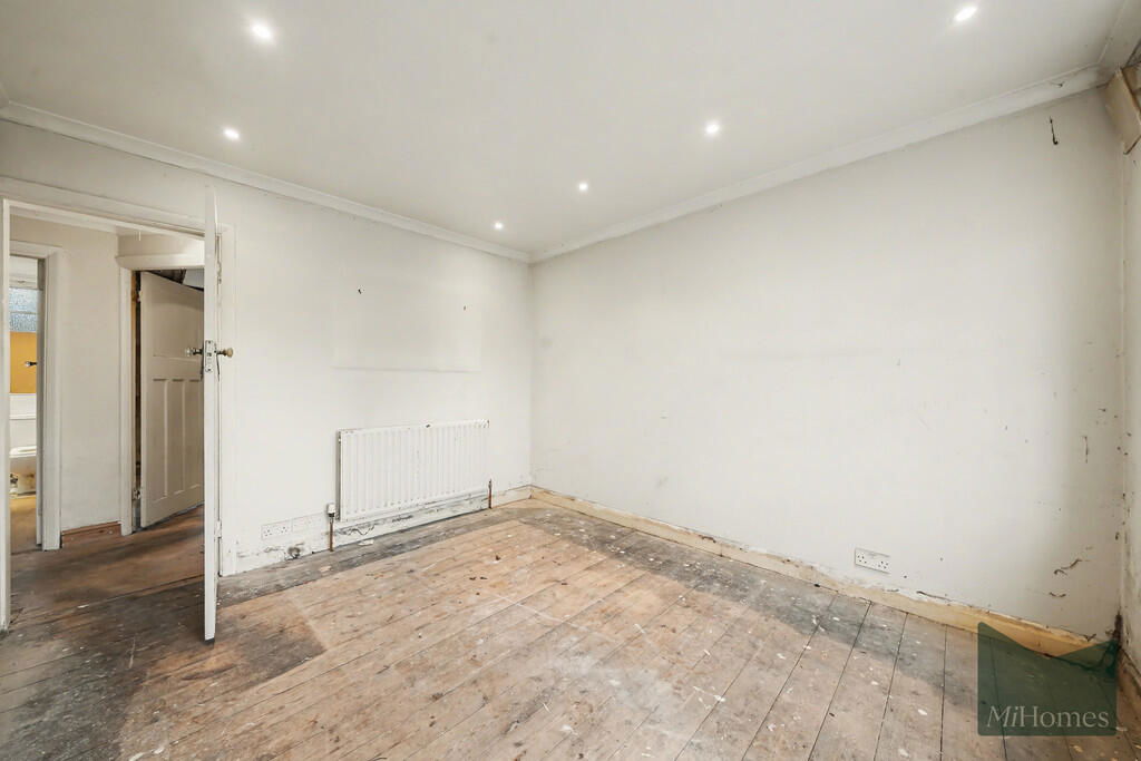 North Gates, High Road - Image 7