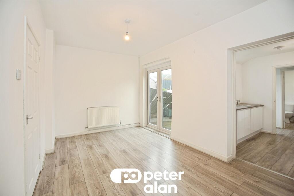 Pencoed Avenue, Cefn Fforest, Blackwood - Image 2