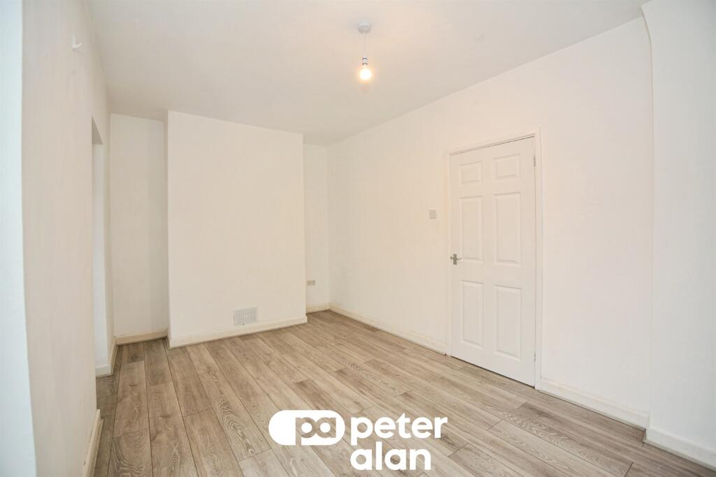 Pencoed Avenue, Cefn Fforest, Blackwood - Image 7