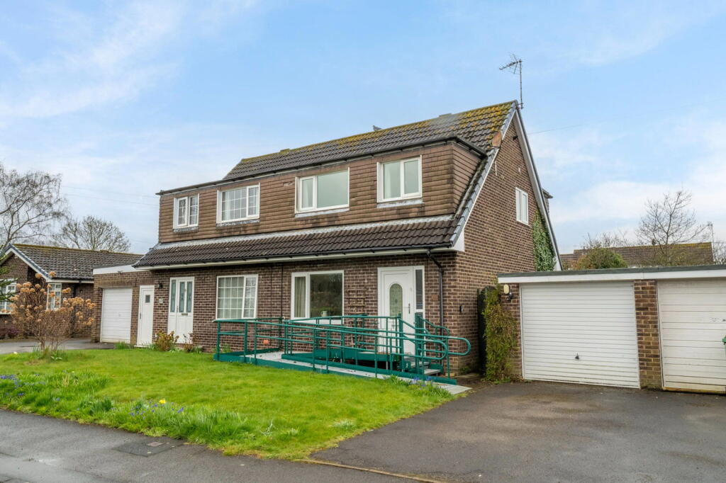 View property at Pasture Close,Strensall,York,YO32 5ZB