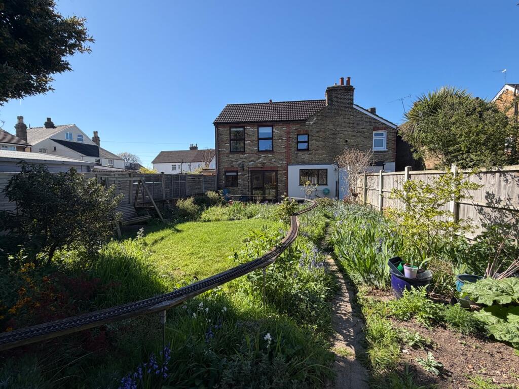 Wolsey Road, Ashford, TW15 - Image 2