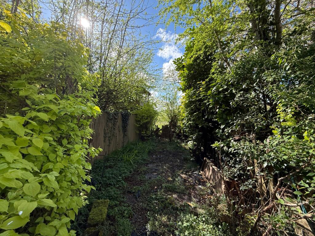 Angel Mead, Woolhampton, Reading, Berkshire, RG7 - Image 4