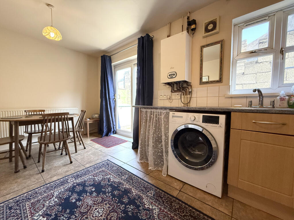 Ynyslwyd Close, Aberdare, Rhondda Cynon Taf - Image 7