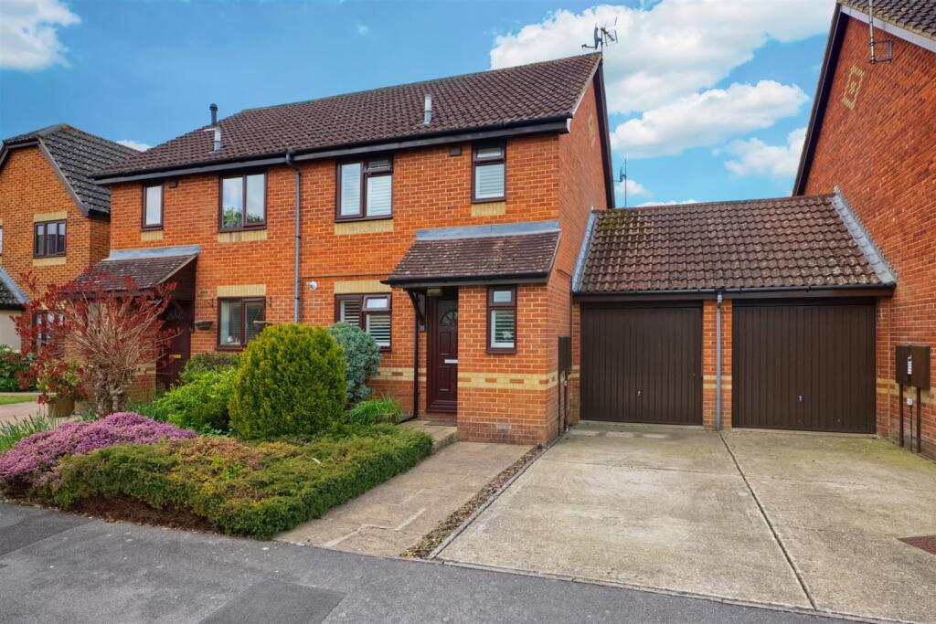 Oak Tree Way, Horsham - Image 2