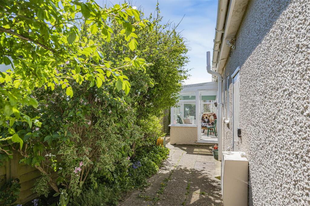 York Road, Peacehaven - Image 18