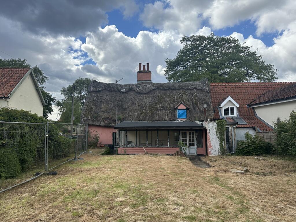 Pear Tree Cottage, Garboldisham Road, East Harling, Norwich, Norfolk NR16 2PT - Image 4