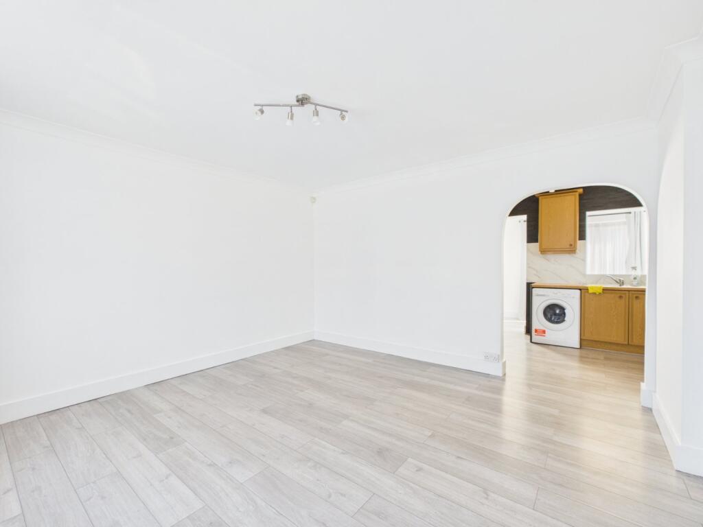 Norfolk Avenue, Slough, Berkshire, SL1 - Image 2