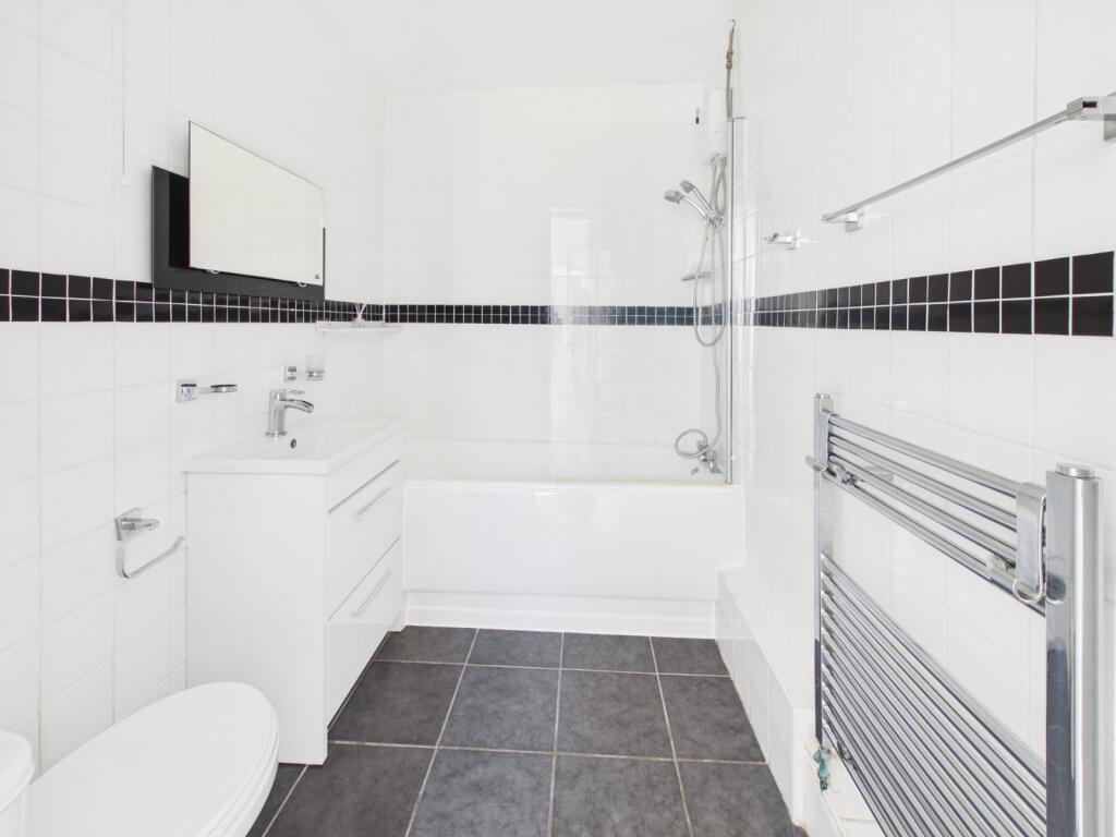 Norfolk Avenue, Slough, Berkshire, SL1 - Image 8