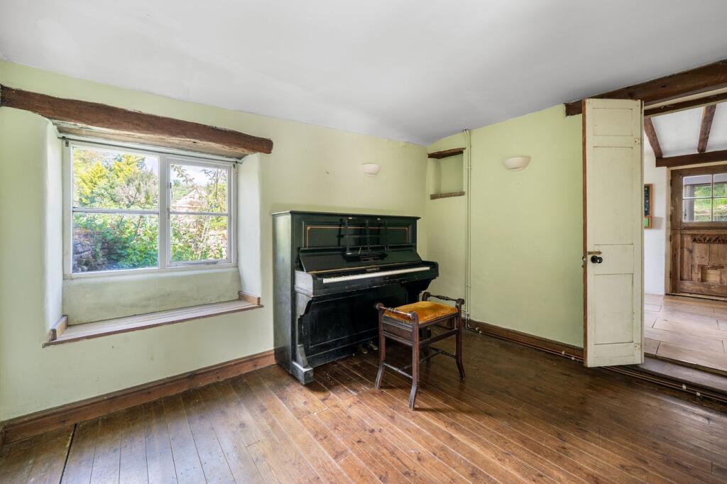 Hay Lane, Horsley, GL6 - Image 8