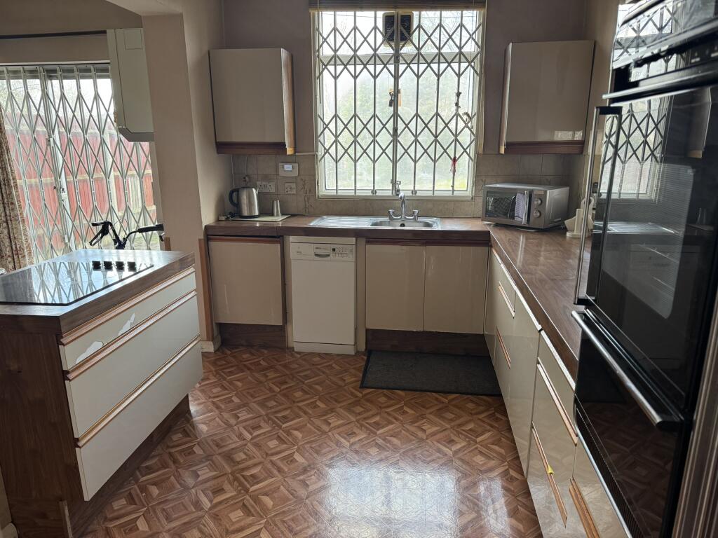 16 Windermere Avenue, Wembley, Middlesex - Image 2