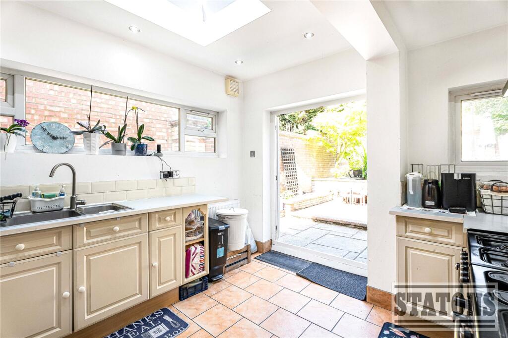 Hutton Grove, Woodside Park, London, N12 - Image 7