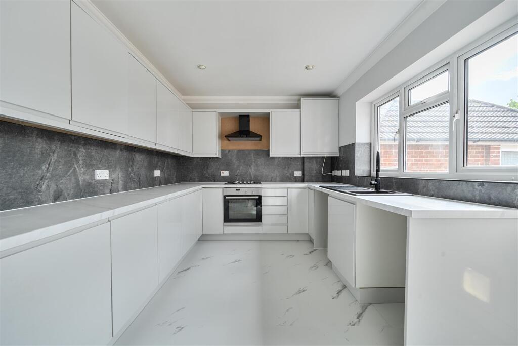Holly Hill Lane, Sarisbury Green, Southampton - Image 2