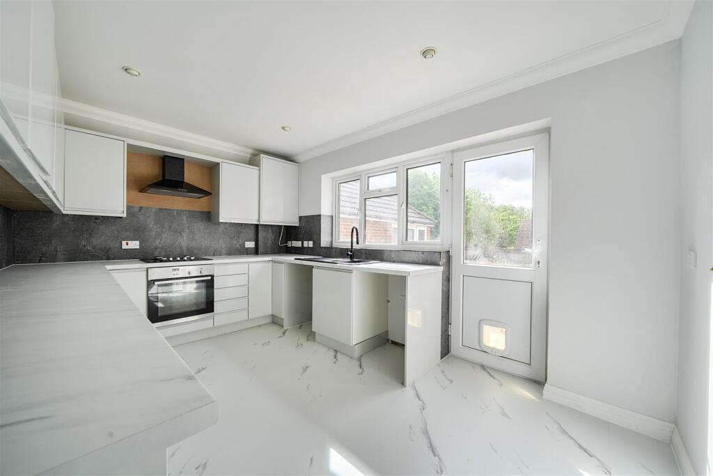 Holly Hill Lane, Sarisbury Green, Southampton - Image 4