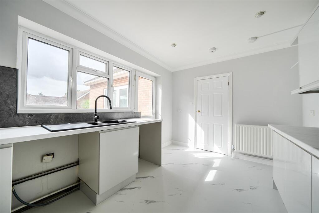 Holly Hill Lane, Sarisbury Green, Southampton - Image 5