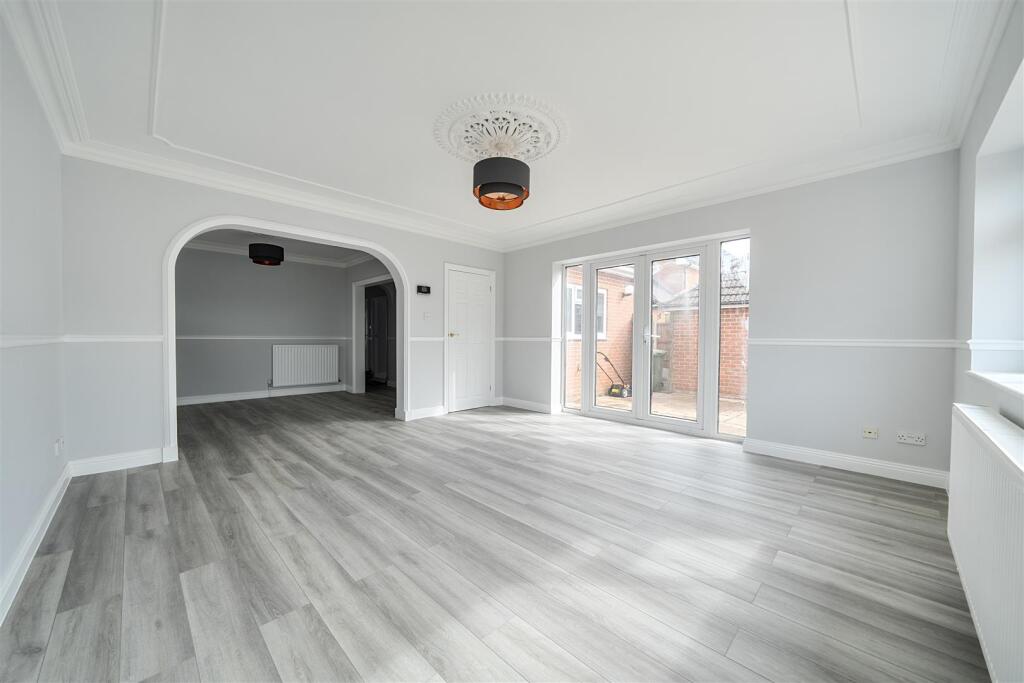 Holly Hill Lane, Sarisbury Green, Southampton - Image 6