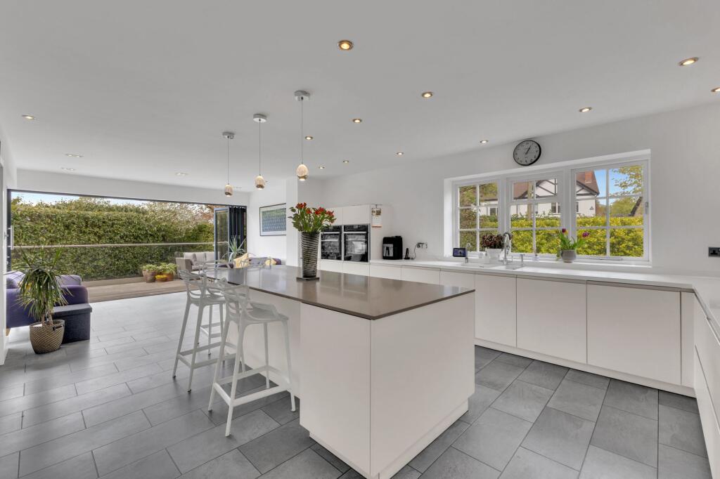 Hargate Drive, Hale, WA15 - Image 2