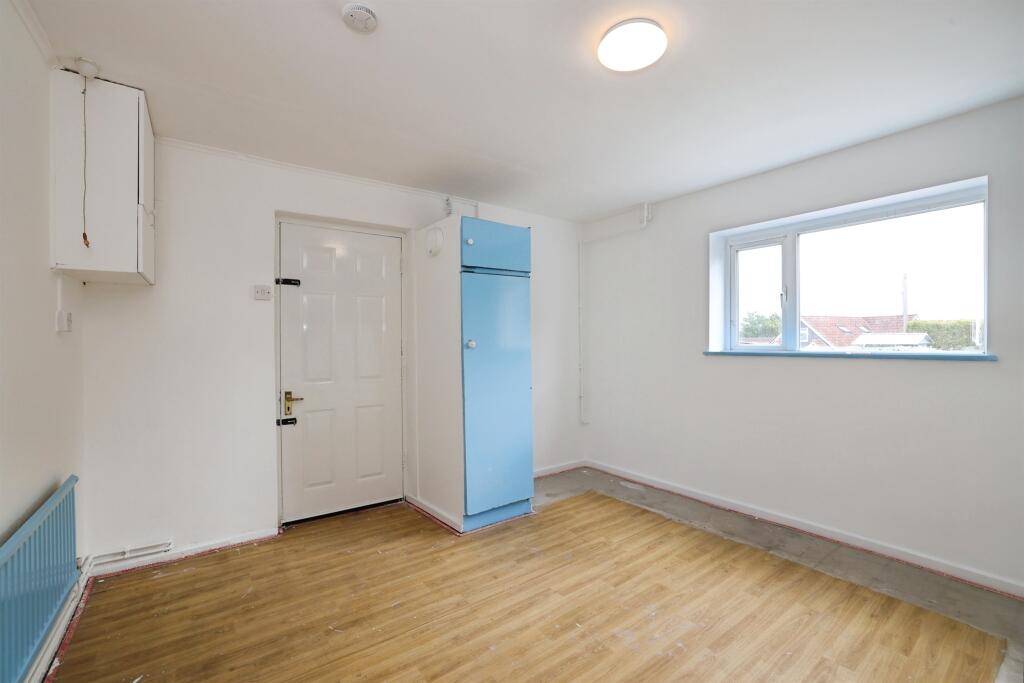 Anne Crescent, Durrington, Salisbury - Image 6