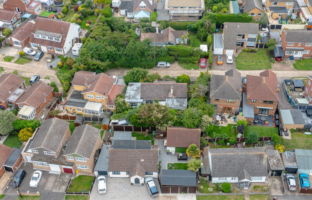 Woodville Road, Canvey Island, SS8 - Image 2