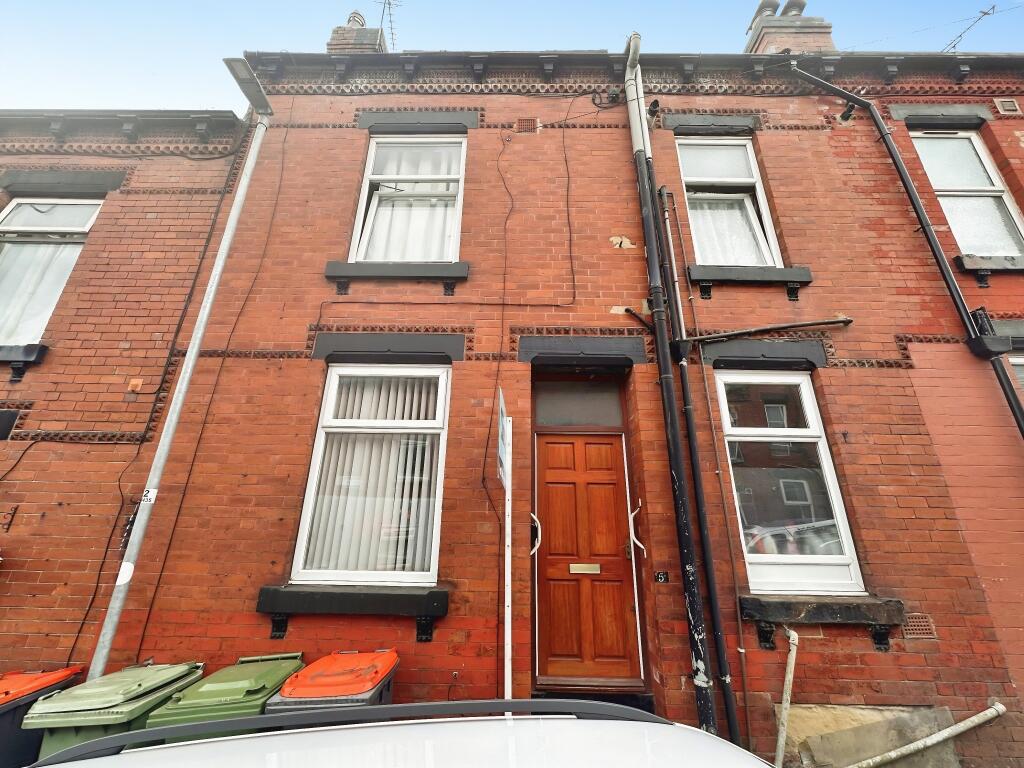 View property at Moorfield Grove, Leeds, LS12