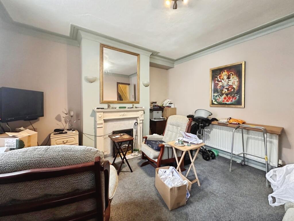 Moorfield Grove, Leeds, LS12 - Image 2