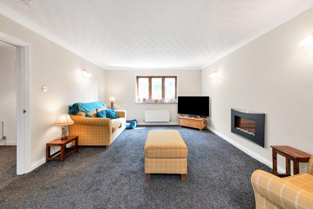 The Hawthorns, Ware, SG12 - Image 2