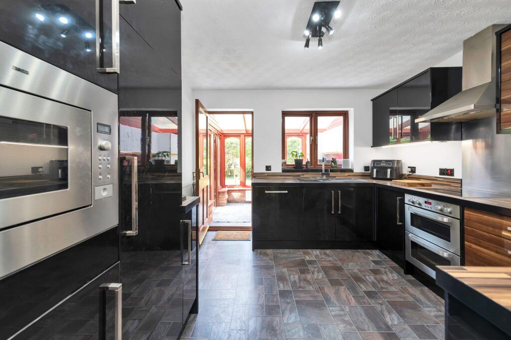The Hawthorns, Ware, SG12 - Image 7