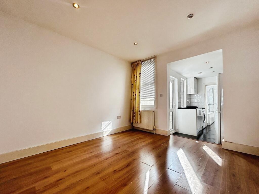Oakridge Road, High Wycombe, Buckinghamshire - Image 3