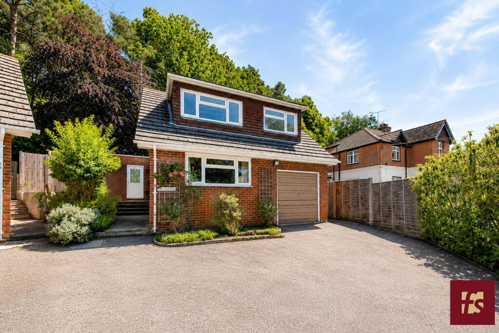 View property at Mulberry Close, Crowthorne, Berkshire, RG45 7LG