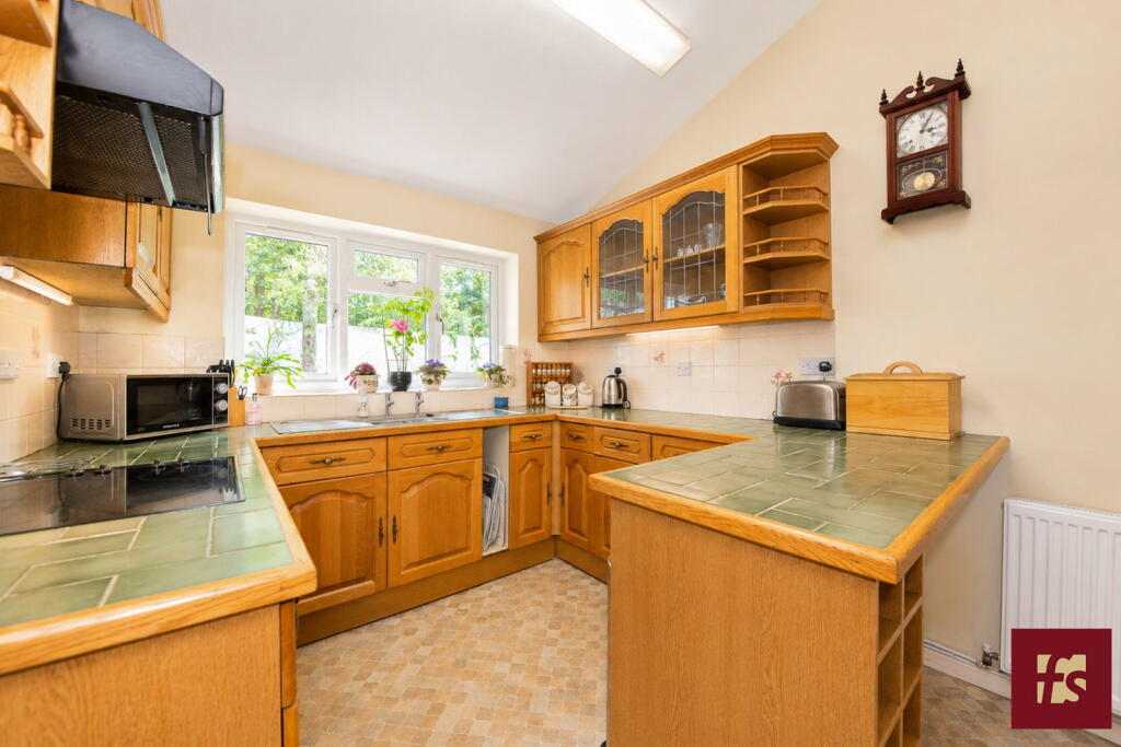 Mulberry Close, Crowthorne, Berkshire, RG45 7LG - Image 2