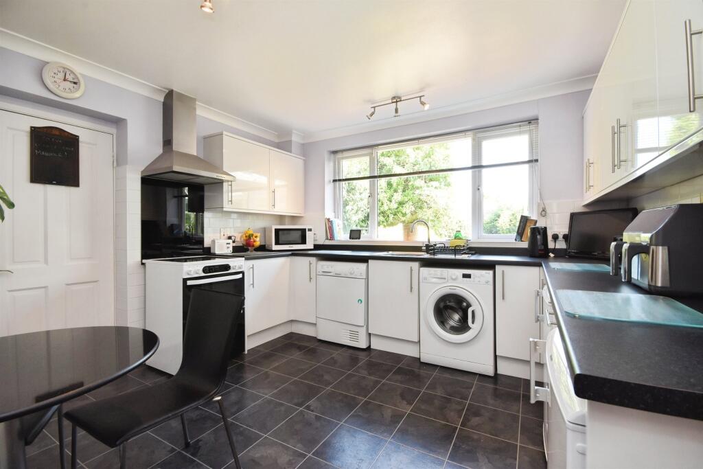 Priory Close, Pilgrims Hatch, Brentwood - Image 5