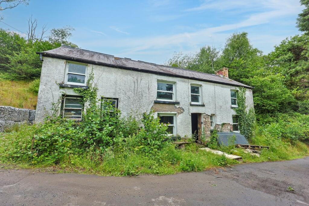 Cwm Grenig Cottage, Glanamman, Ammanford, Dyfed, SA18 2AD - Image 2