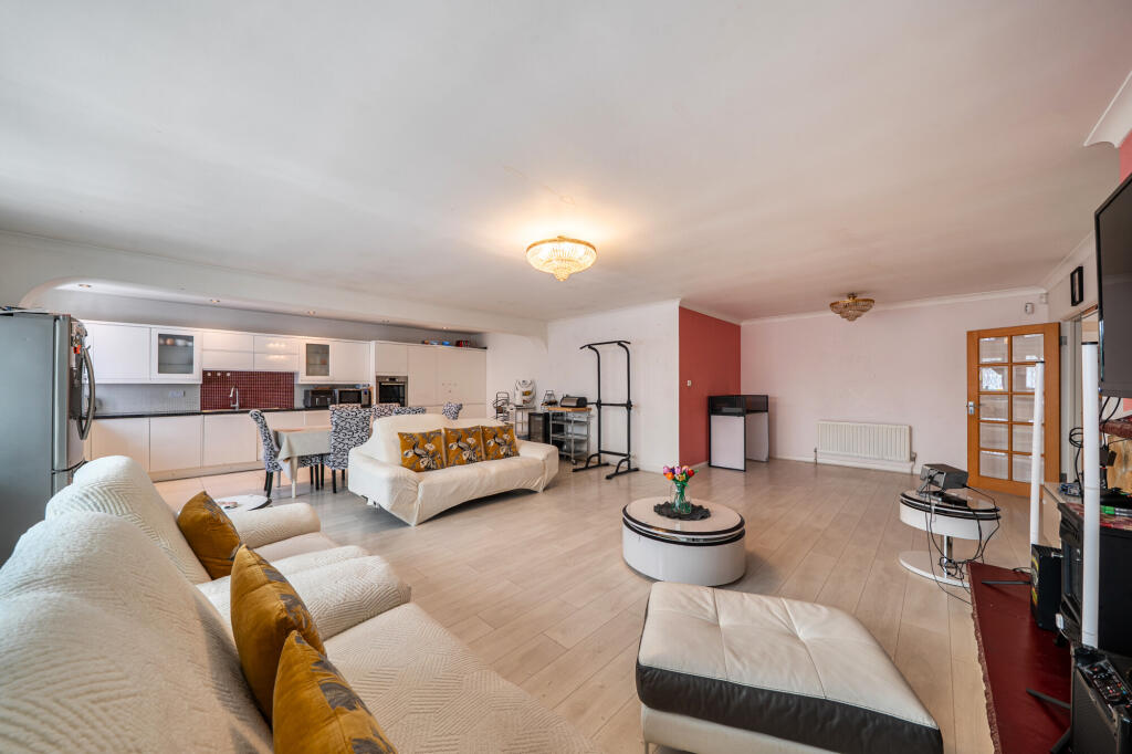 Elgin Drive, Northwood, HA6 - Image 2