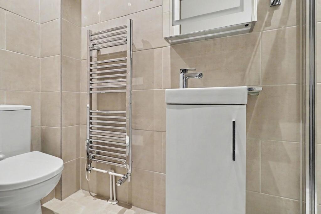 Kings Chase, East Molesey, KT8 - Image 7