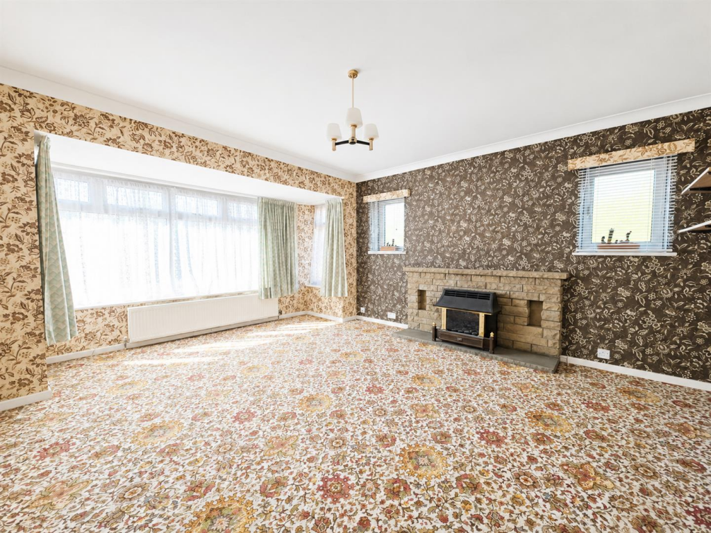 Roselands Avenue, Hoddesdon, EN11 - Image 2
