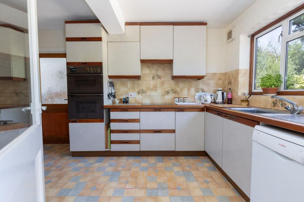 Crossways Avenue, East Grinstead, RH19 - Image 8