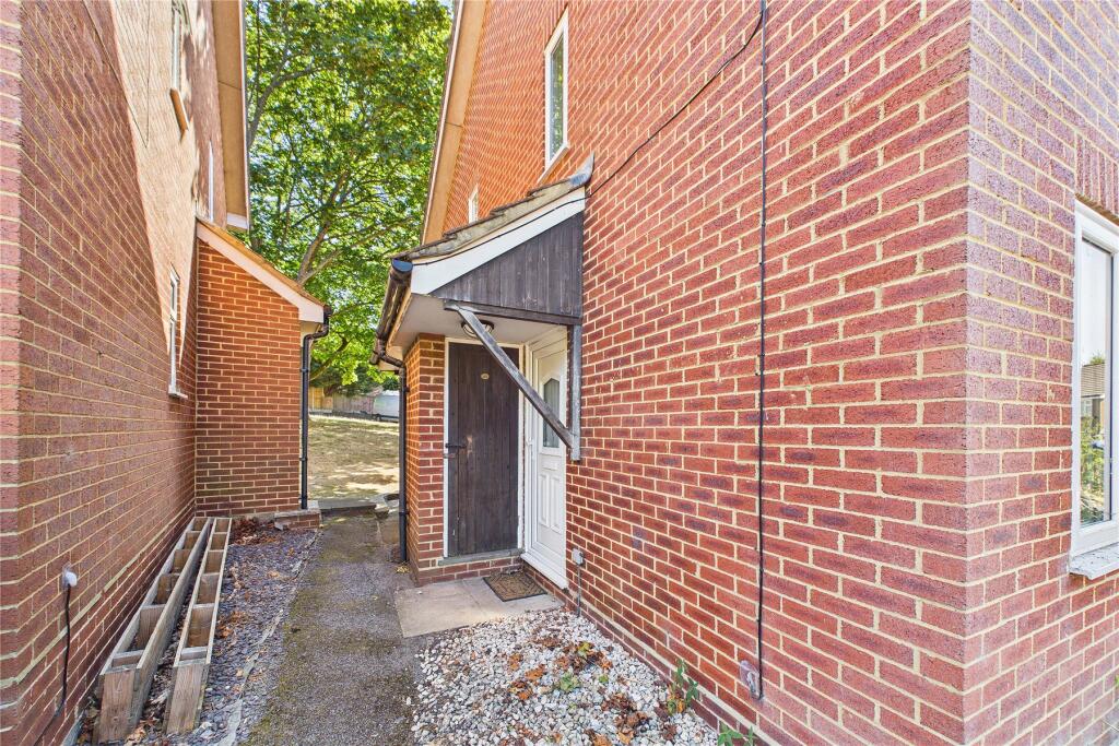 The Orchard, Lightwater, Surrey, GU18 - Image 11