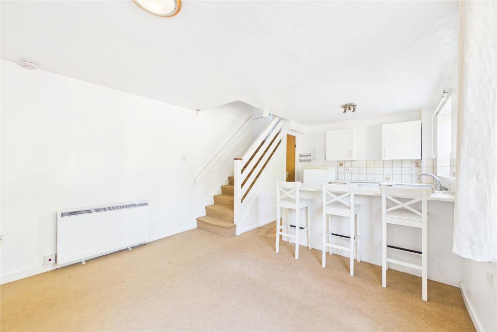 The Orchard, Lightwater, Surrey, GU18 - Image 2