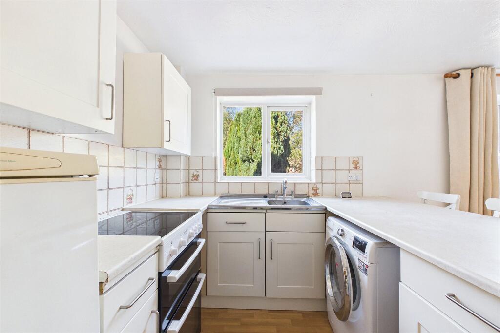 The Orchard, Lightwater, Surrey, GU18 - Image 5