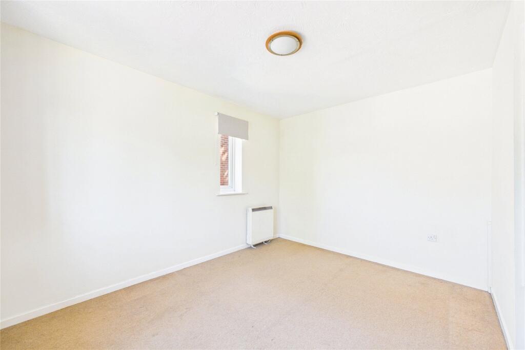 The Orchard, Lightwater, Surrey, GU18 - Image 7