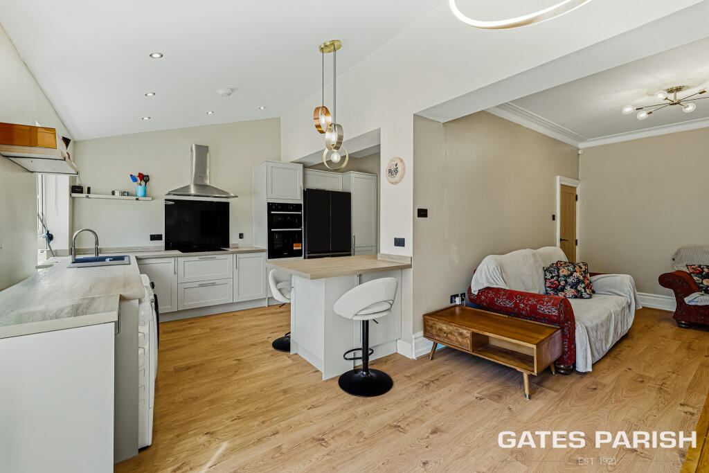 Deyncourt Gardens, Upminster, RM14 - Image 8