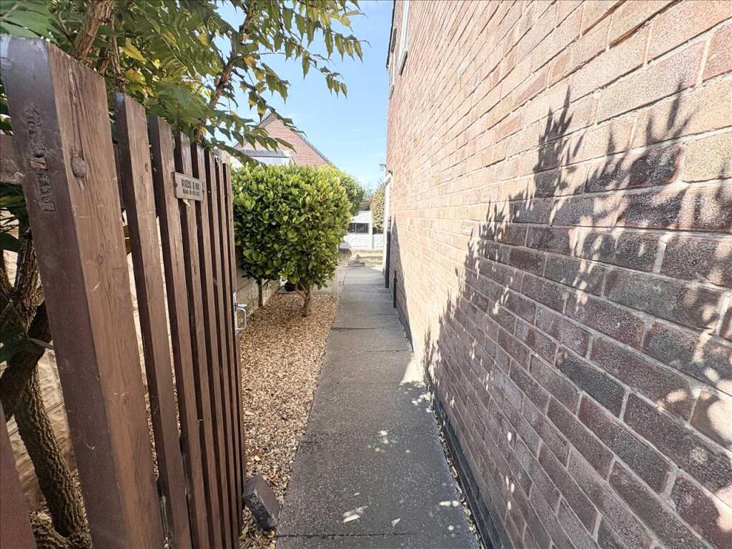 Beacon Drive, Kirkby In Ashfield - Image 19