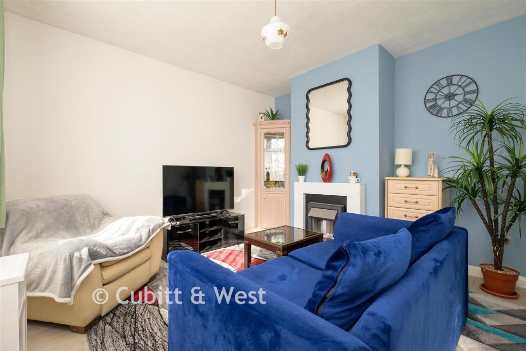 Huddleston Crescent, Merstham, Surrey - Image 3